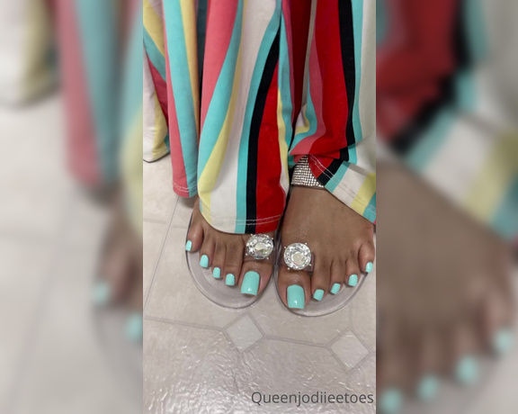 Queenjodiieetoes aka Prettyfeetonly1800 OnlyFans - I Like Diamond Slides One Of My Fav Shoes