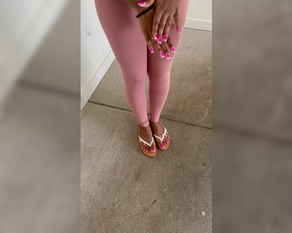 Queenjodiieetoes aka Prettyfeetonly1800 OnlyFans - Come & Walk With