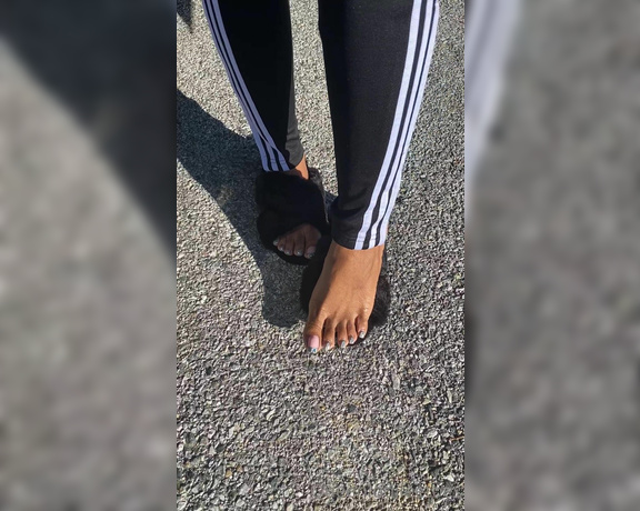 Queenjodiieetoes aka Prettyfeetonly1800 OnlyFans - Outside Showing Off This Chrome & Turning Heads