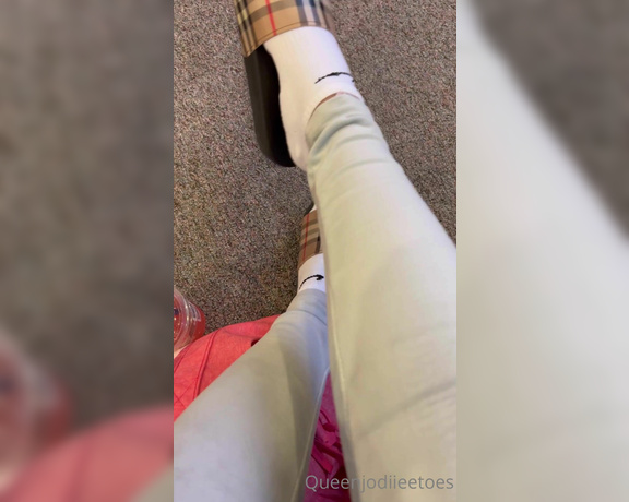 Queenjodiieetoes aka Prettyfeetonly1800 OnlyFans - @ The Airport Imagine How Many Stares
