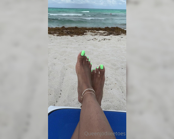 Queenjodiieetoes aka Prettyfeetonly1800 OnlyFans - Let me distract your mind while you at the beach