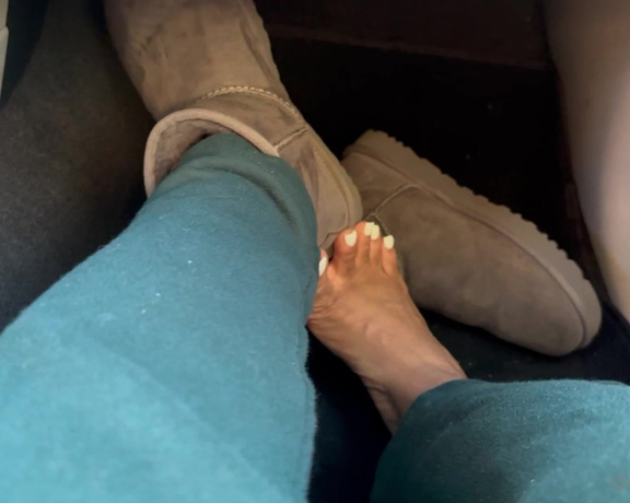 Queenjodiieetoes aka Prettyfeetonly1800 OnlyFans - It Was Hot So I Had To Take My Uggs Off