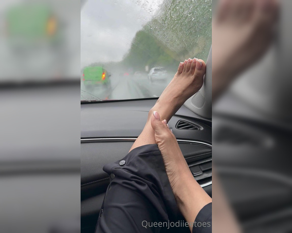 Queenjodiieetoes aka Prettyfeetonly1800 OnlyFans - Rainy Days But These Toes Still