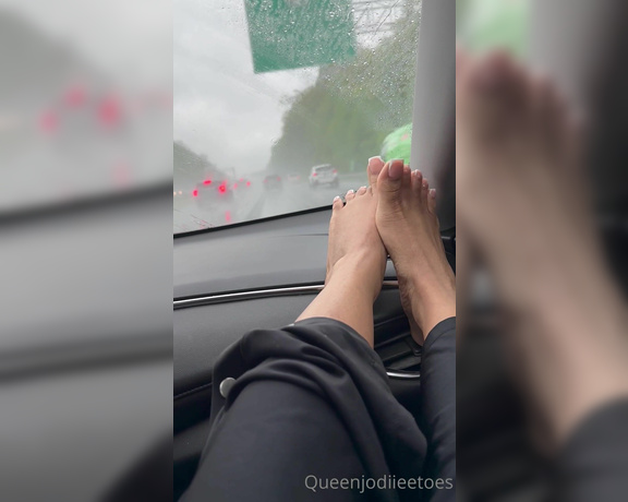 Queenjodiieetoes aka Prettyfeetonly1800 OnlyFans - Rainy Days But These Toes Still