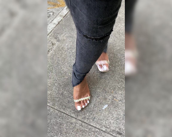 Queenjodiieetoes aka Prettyfeetonly1800 OnlyFans - Outside & Teasing Ppl While They Stare Pt 1