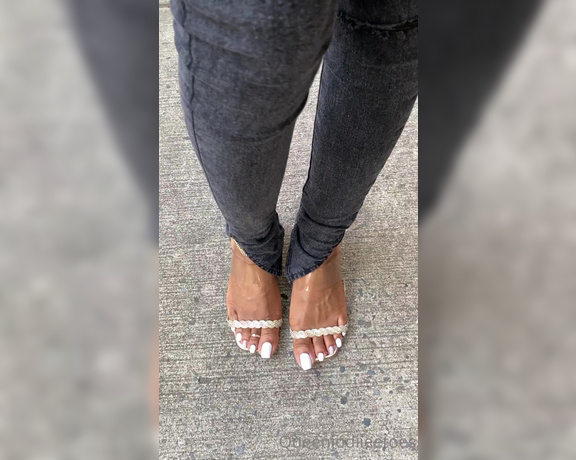 Queenjodiieetoes aka Prettyfeetonly1800 OnlyFans - Outside & Teasing Ppl While They Stare Pt 1