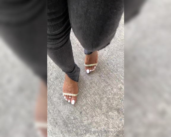 Queenjodiieetoes aka Prettyfeetonly1800 OnlyFans - Outside & Teasing Ppl While They Stare Pt 1