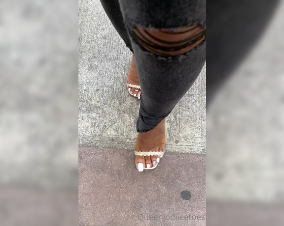 Queenjodiieetoes aka Prettyfeetonly1800 OnlyFans - Outside & Teasing Ppl While They Stare Pt 1