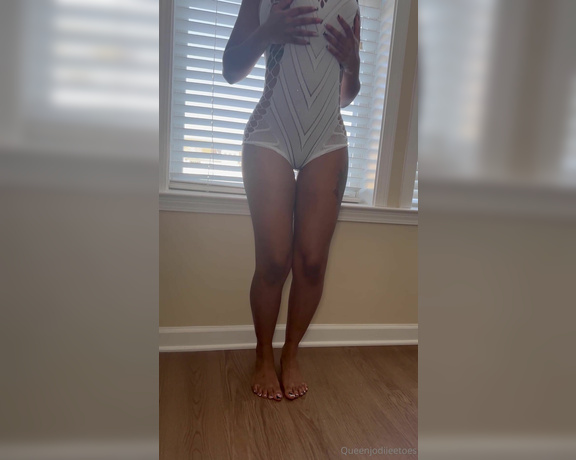 Queenjodiieetoes aka Prettyfeetonly1800 OnlyFans - Just Being A Lil Nosy & Putting On A Show
