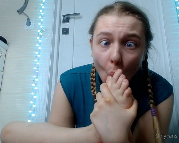 JucieLussie aka Jucielussie OnlyFans - Lick finger feetwhile make ahegao! 1