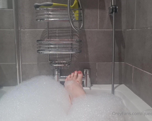 The Foot Queen of England aka Queengf90premium OnlyFans - Morning baths are the one