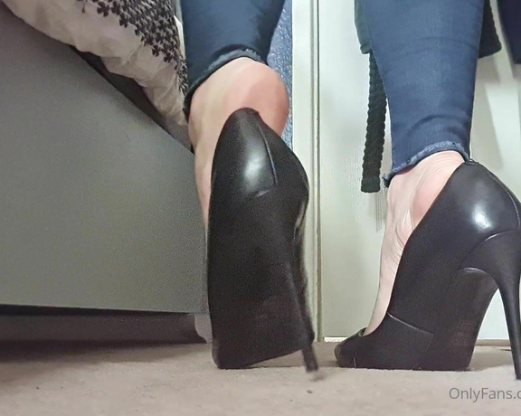 The Foot Queen of England aka Queengf90premium OnlyFans - Heel play