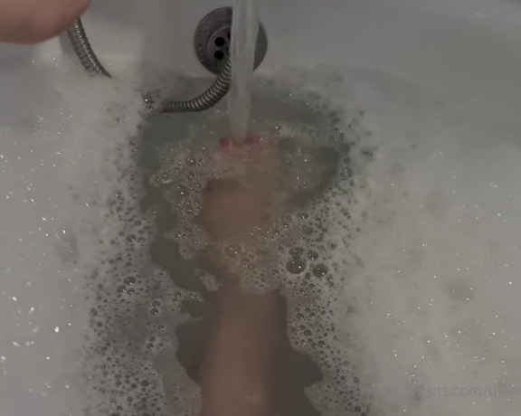 The Foot Queen of England aka Queengf90premium OnlyFans - I do love a long, steamy soak