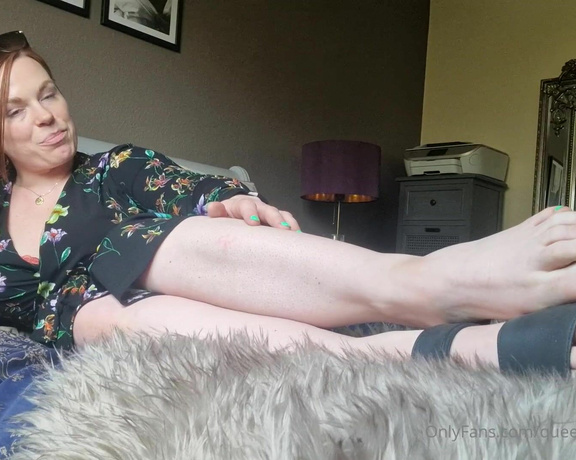 The Foot Queen of England aka Queengf90premium OnlyFans - First time with feet IRL I got you