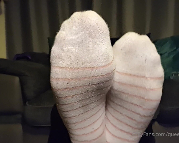 The Foot Queen of England aka Queengf90premium OnlyFans - Smelly foot