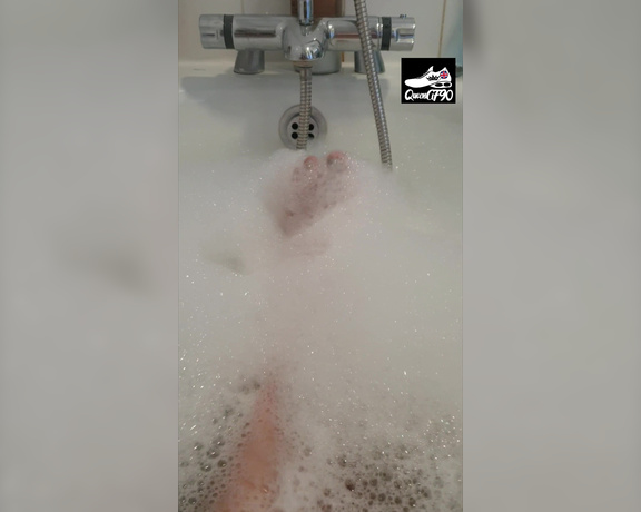 The Foot Queen of England aka Queengf90premium OnlyFans - Squeaky clean this is the first bath Ive had since my surgery Its shallow and I had to sit awk