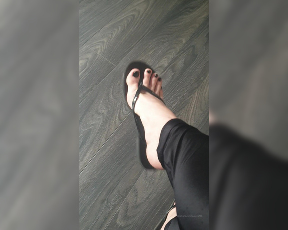 The Foot Queen of England aka Queengf90premium OnlyFans - Heading to Spain in the morning! Heres a little peak at my pedi