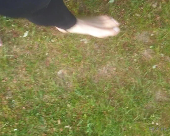 The Foot Queen of England aka Queengf90premium OnlyFans - I couldnt resist feeling the earth beneath my toes bloomin cold though