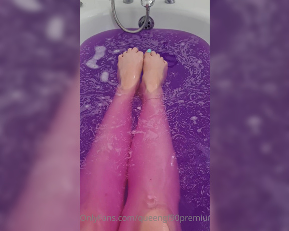 The Foot Queen of England aka Queengf90premium OnlyFans - Me time enjoy your Sunday! After this soak Im going hiking