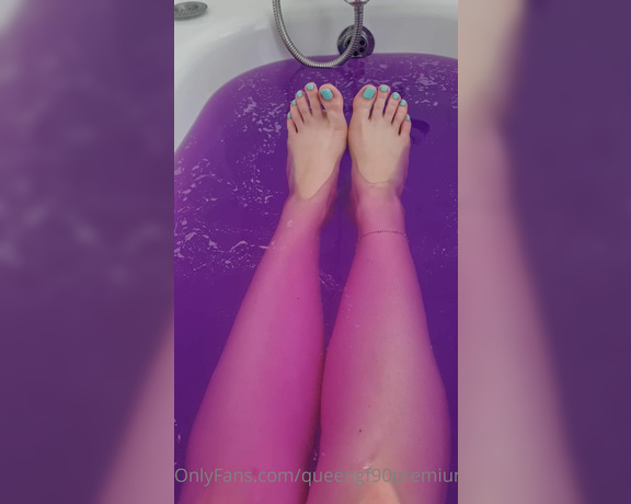 The Foot Queen of England aka Queengf90premium OnlyFans - Me time enjoy your Sunday! After this soak Im going hiking