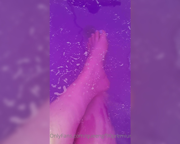 The Foot Queen of England aka Queengf90premium OnlyFans - Me time enjoy your Sunday! After this soak Im going hiking