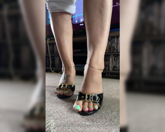 DeeDee aka Deedeericanfeet OnlyFans - As requested! Some shoe play in these new cute mules!