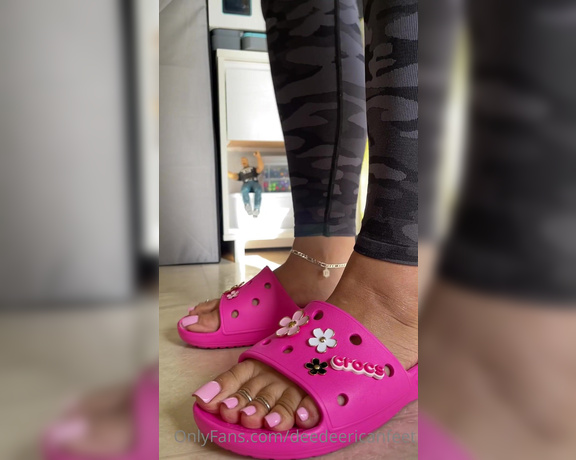 DeeDee aka Deedeericanfeet OnlyFans - As requested!!! In these cute crocs and side views!! I honestly would never think anyone liked the