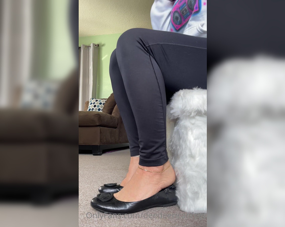DeeDee aka Deedeericanfeet OnlyFans - As requested!!!!!! More shoe play but wit these cute MK flats !!!!