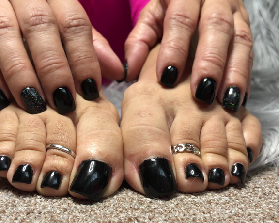 DeeDee aka Deedeericanfeet OnlyFans - Heyaaaaa! New pedi mani ! hubbys fav color!