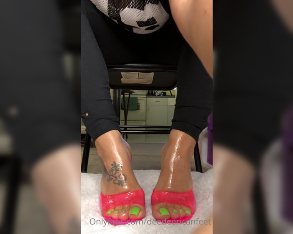 DeeDee aka Deedeericanfeet OnlyFans - As requested ! Very oily toes and my pink heels !