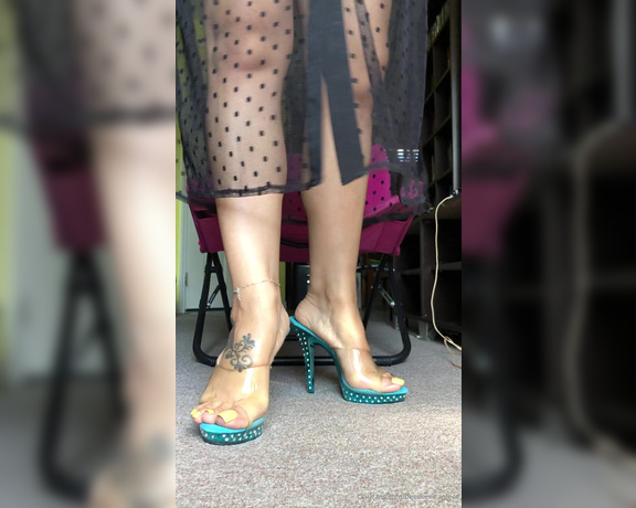 DeeDee aka Deedeericanfeet OnlyFans - A lil tease in these cute mules wit my wrinkly heels!! These heels really don’t fit me comfy cuz