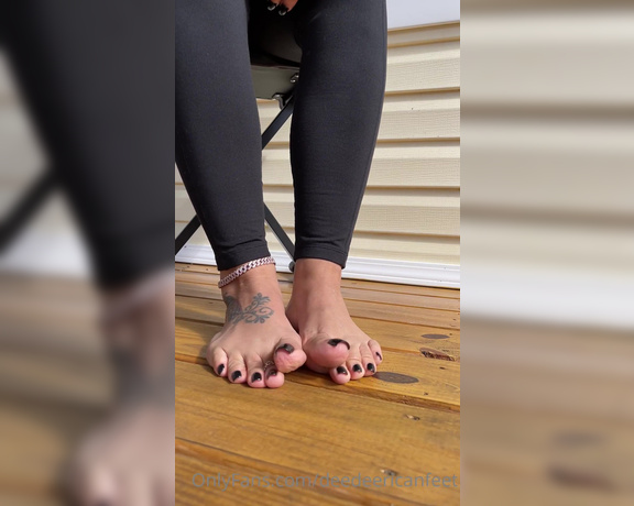 DeeDee aka Deedeericanfeet OnlyFans - Good moaning peeps!!!!!!!! When I had the black pedi I went outside my porch and started rubbing