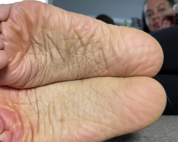 DeeDee aka Deedeericanfeet OnlyFans - As requested !!!!!! Wide angle view and closeups of my soles !