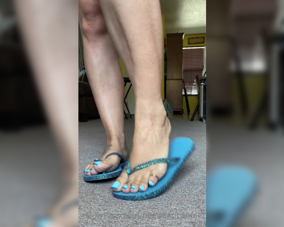 DeeDee aka Deedeericanfeet OnlyFans - As requested!!!! Shoe play Wit these havis and sandles and old pedi !