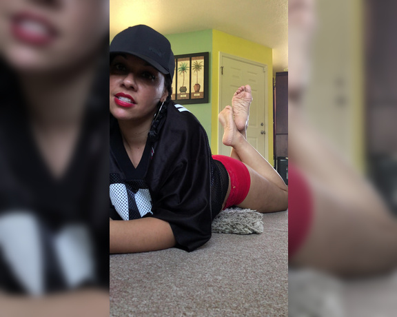 DeeDee aka Deedeericanfeet OnlyFans - Another wiggling soles in the pose!