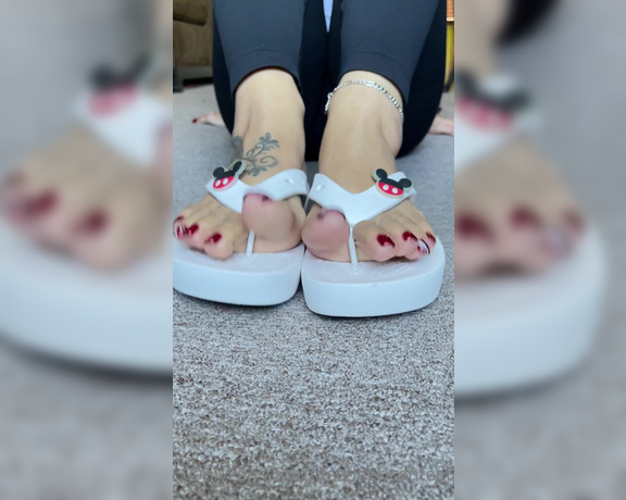 DeeDee aka Deedeericanfeet OnlyFans - New pedi mani ! Snowflake candy cane toes!