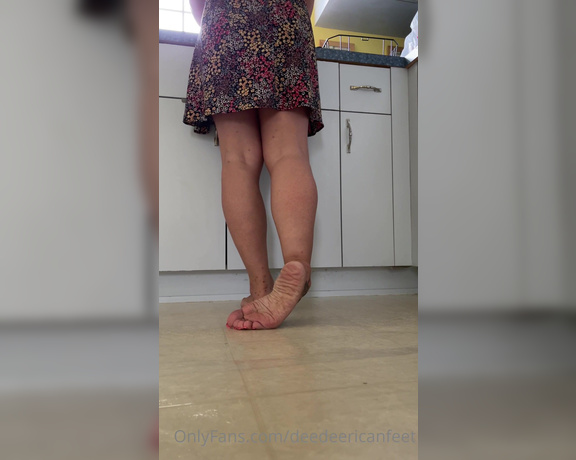 DeeDee aka Deedeericanfeet OnlyFans - As requested!! In my kitchen while I wash the dishes and u behind me watching my soles hehe! DONT