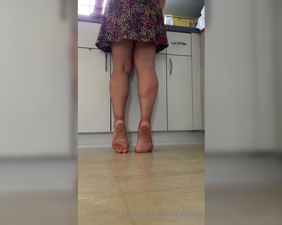 DeeDee aka Deedeericanfeet OnlyFans - As requested!! In my kitchen while I wash the dishes and u behind me watching my soles hehe! DONT