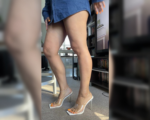 DeeDee aka Deedeericanfeet OnlyFans - As requested!!!! Some sexy mules dangle and legs !
