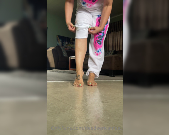 DeeDee aka Deedeericanfeet OnlyFans - As requested!!!!!! Barefeet walking back n forth with smacky smacky against the floor ! I can’t help