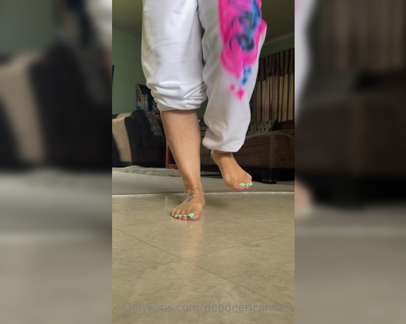 DeeDee aka Deedeericanfeet OnlyFans - As requested!!!!!! Barefeet walking back n forth with smacky smacky against the floor ! I can’t help