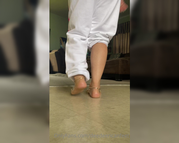 DeeDee aka Deedeericanfeet OnlyFans - As requested!!!!!! Barefeet walking back n forth with smacky smacky against the floor ! I can’t help