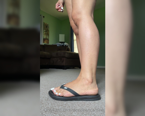 DeeDee aka Deedeericanfeet OnlyFans - As requested!!!! Side views of my feet in Nike slides!