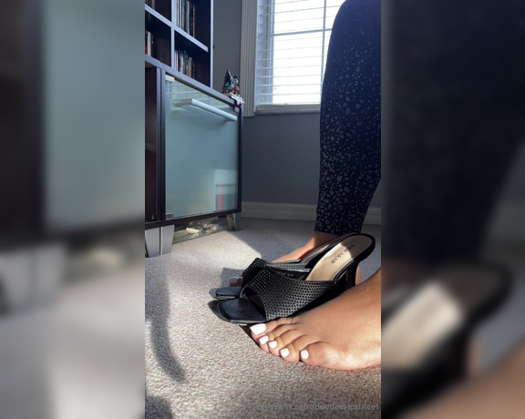 DeeDee aka Deedeericanfeet OnlyFans - Gm! A sexy dangle clip in these mules !