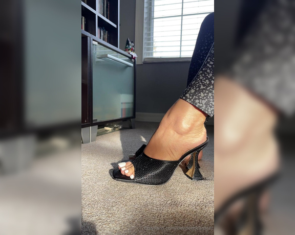 DeeDee aka Deedeericanfeet OnlyFans - Gm! A sexy dangle clip in these mules !