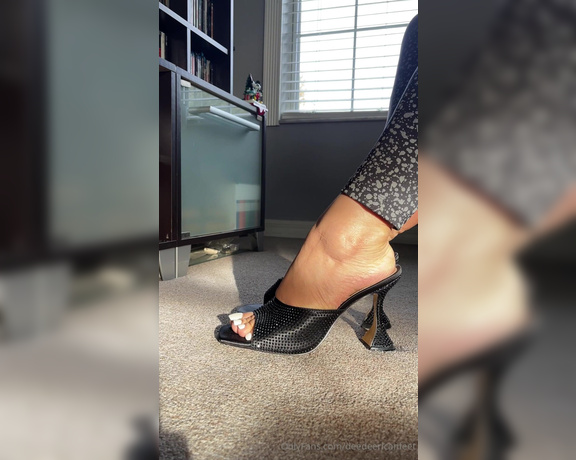 DeeDee aka Deedeericanfeet OnlyFans - Gm! A sexy dangle clip in these mules !