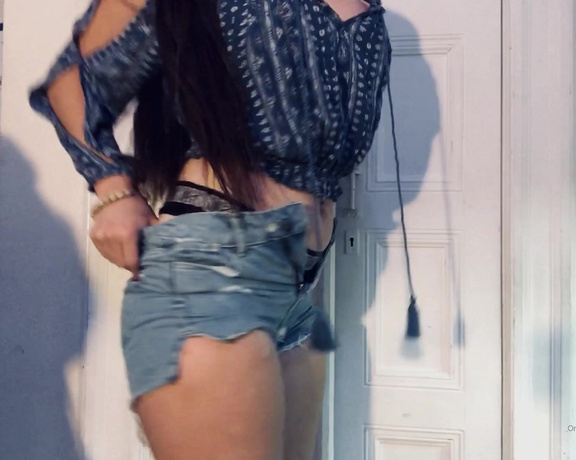 Princess Ava Feet aka Avarowen OnlyFans - Imagine having THAT fat of an ass you can’t even get it out of a pair of jeans watch me struggle as