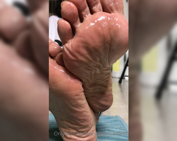 DeeDee aka Deedeericanfeet OnlyFans - A closeup of oily soles ! As requested !