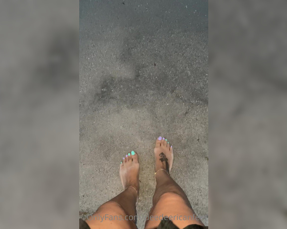 DeeDee aka Deedeericanfeet OnlyFans - Currently still on my vaca guys ! This clip are for those who love to c my toesies in the water