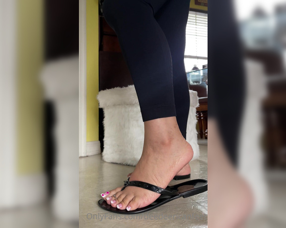 DeeDee aka Deedeericanfeet OnlyFans - As requested!!!!! More shoe play but in these black Tory’s and black sparkly flips !